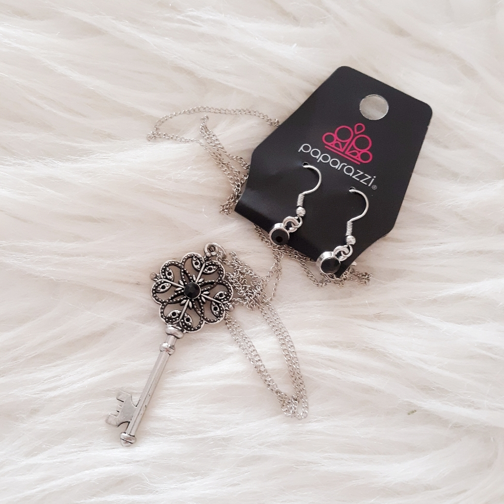 NWT Key Necklace & Earrings Set